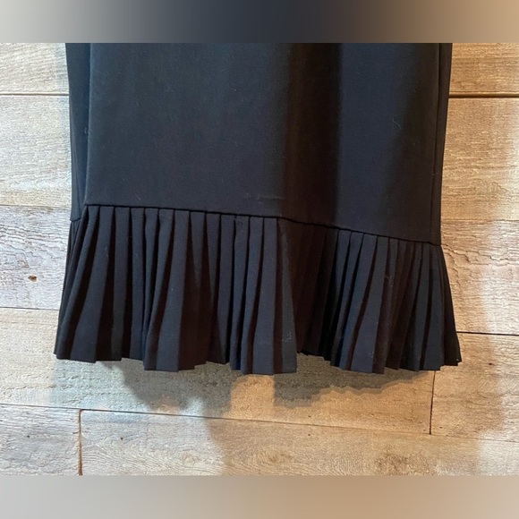 Black dress with pleated hem - Picture 3 of 7